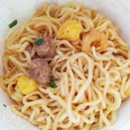 完全メシ汁なしカップヌードル